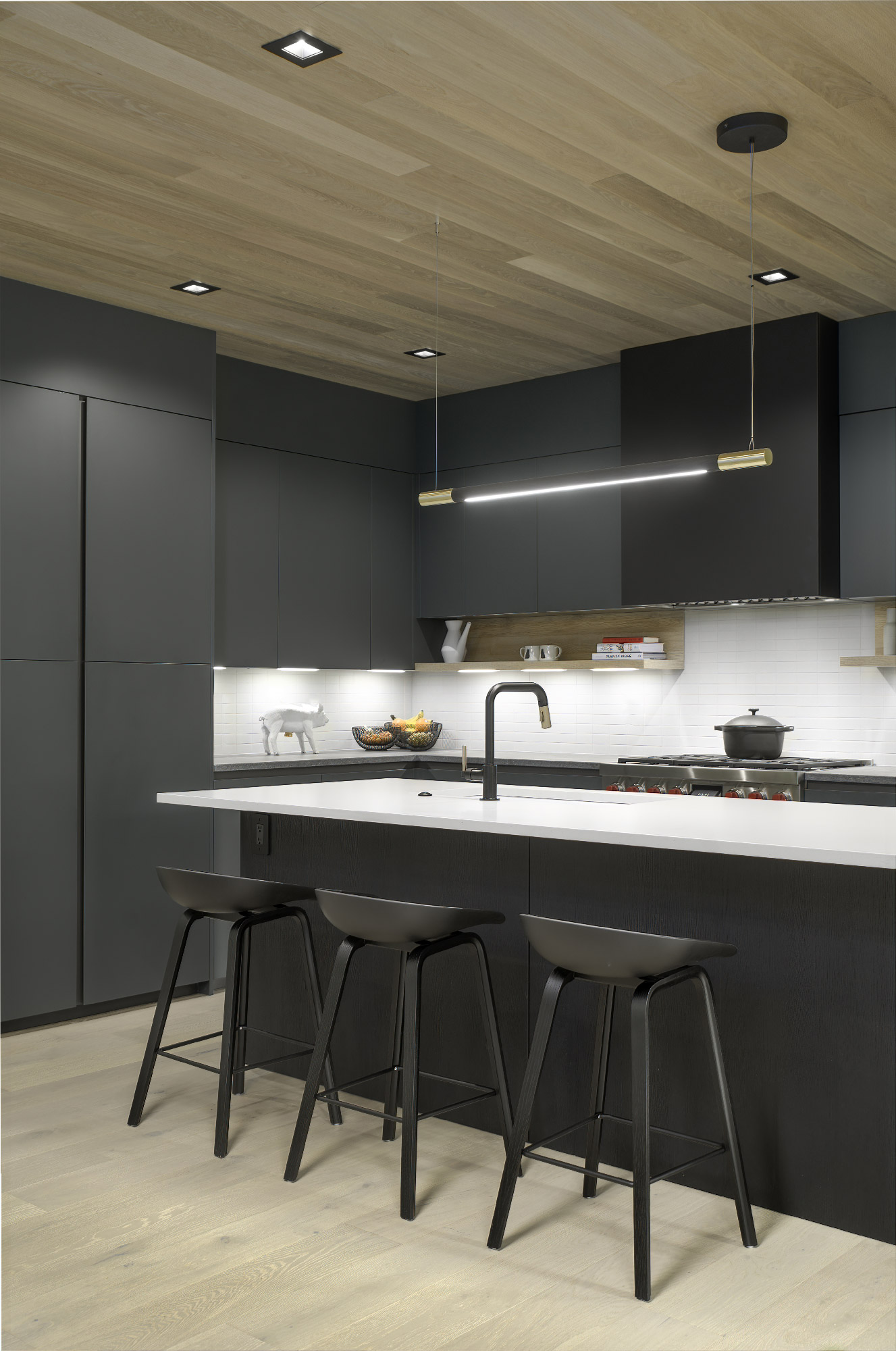 Vista ravvicinata della cucina Zecchinon K105 con isola e sgabelli moderni, finiture materiche scure e piano bianco, progetto Archisesto a Chicago