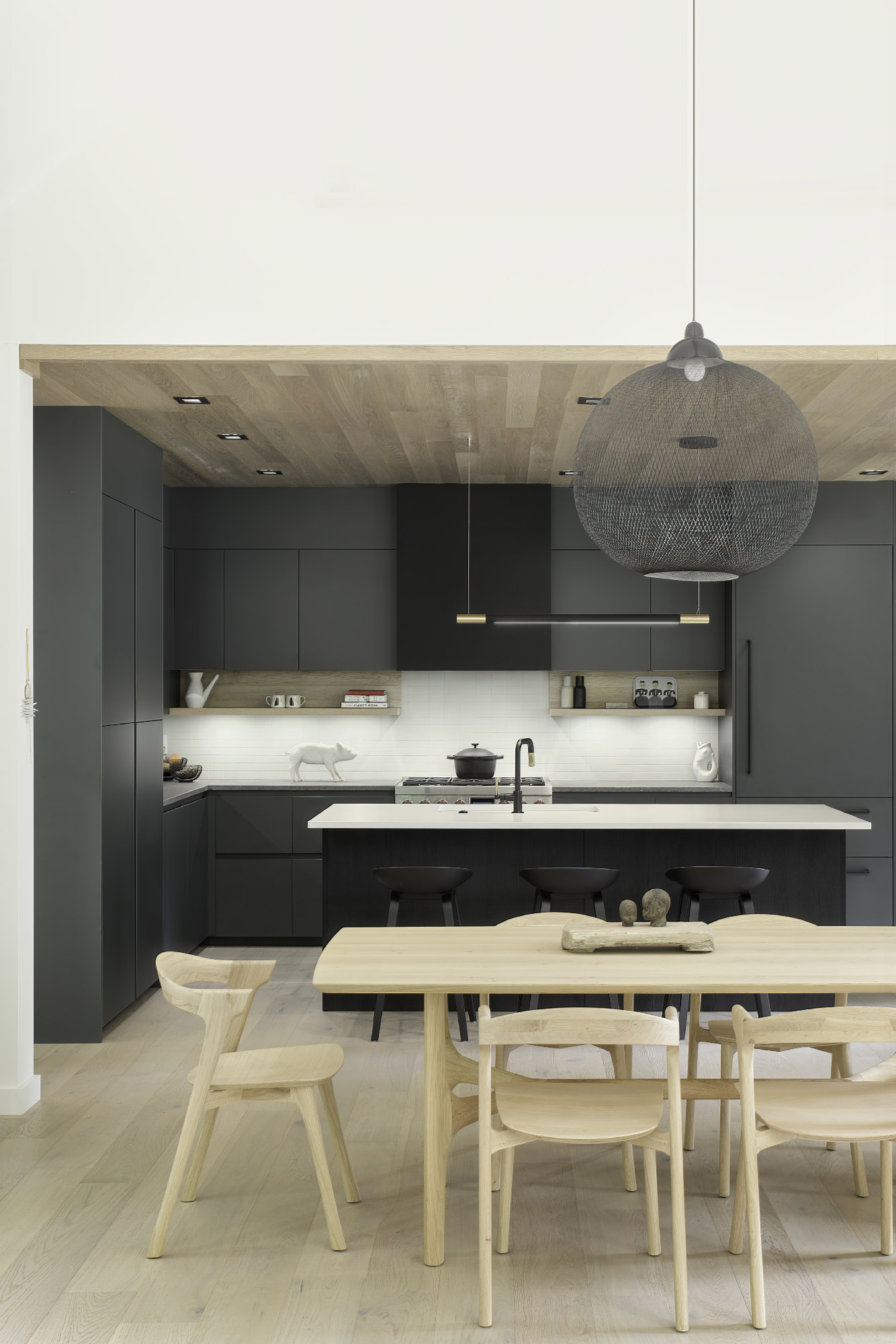 Cucina open space Zecchinon con mobili neri opachi, isola con lavello e soffitto in legno, progettata da Archisesto in appartamento a Chicago