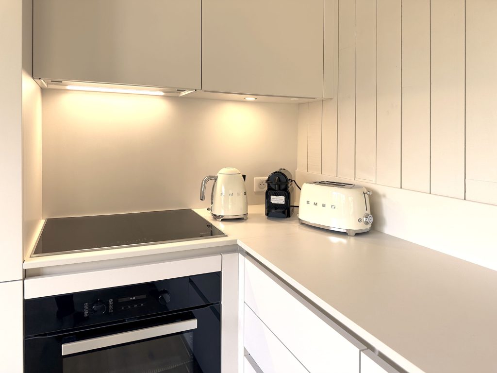 Dettaglio piano cottura Zecchinon con elettrodomestici SMEG, in cucina su misura progettata da Quartier Cuisine per casa vacanze al Cap Ferret