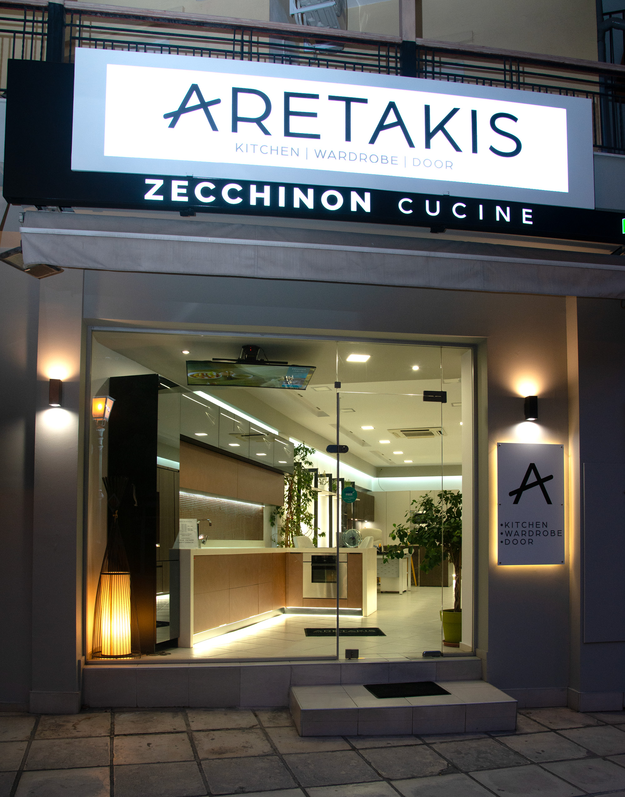 vetrina esterna dello showrooom aretakis a salonicco, in grecia