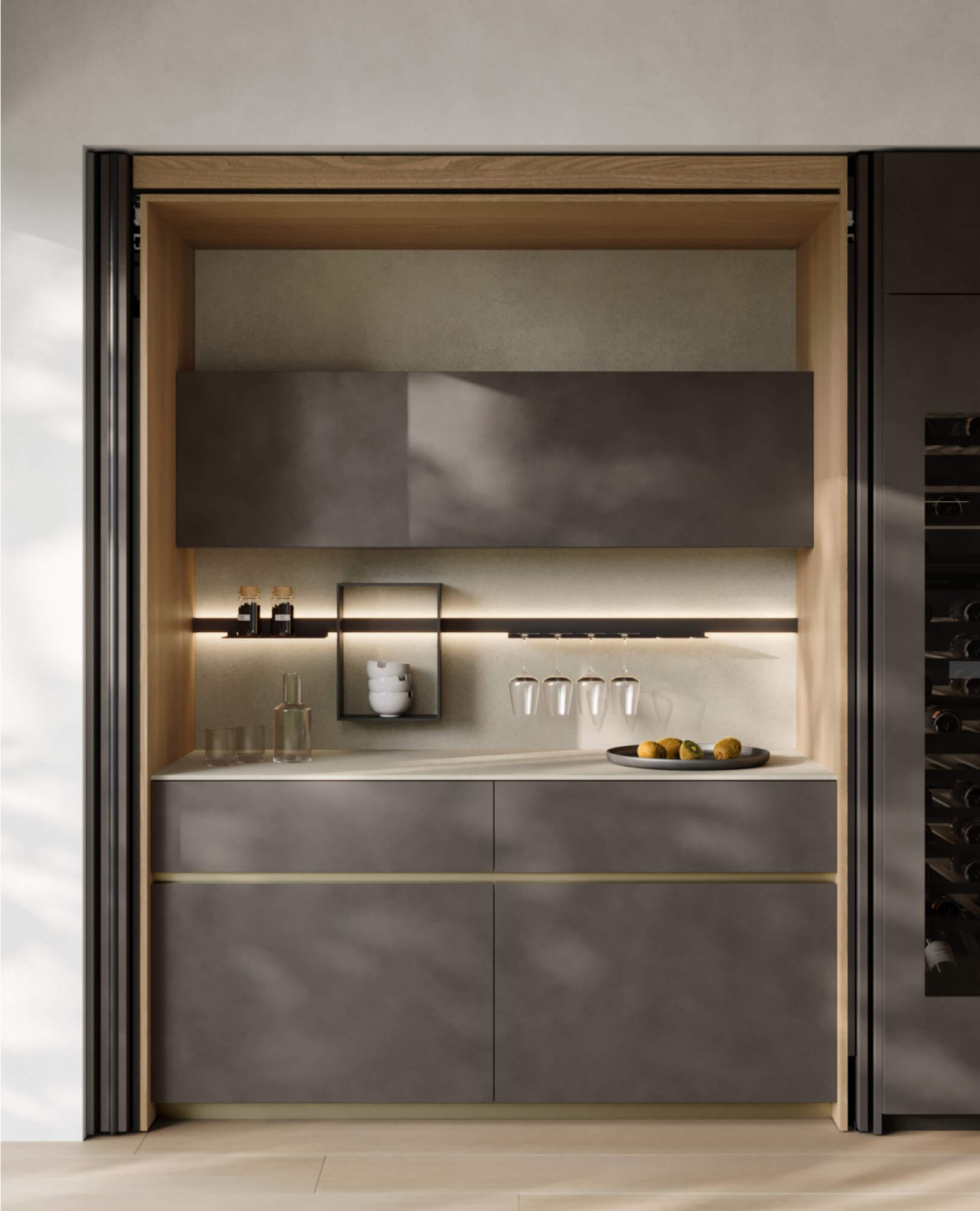 Modulo cucina con sistema Revego: ante rientranti aperte rivelano piano di lavoro, pensili e illuminazione a LED.