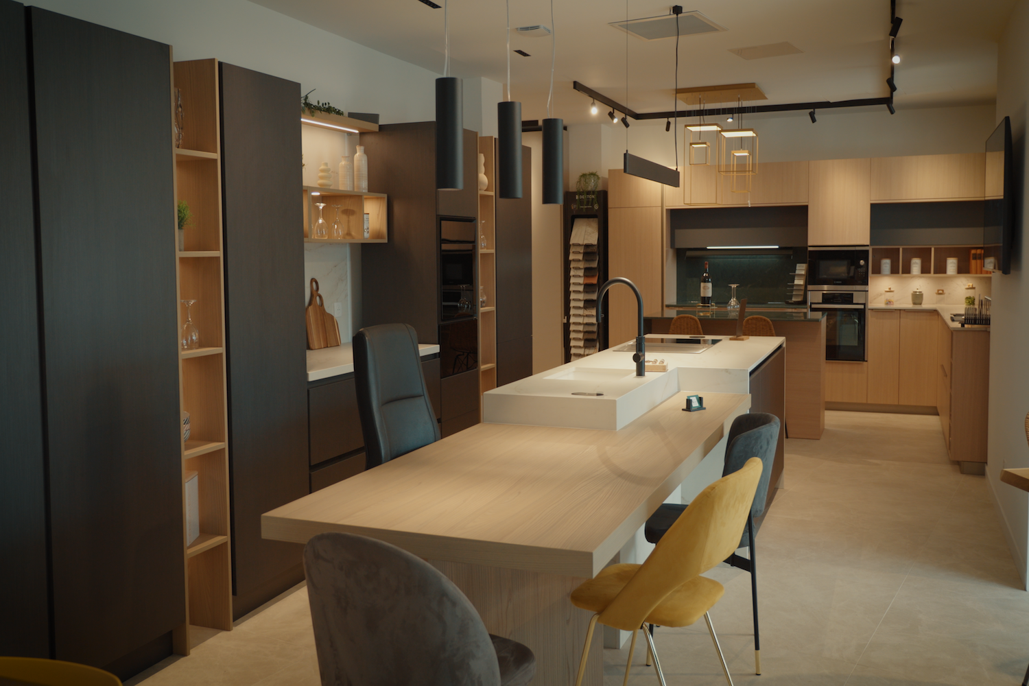 Cucina Zecchinon con isola centrale nello showroom Keny Cuisines