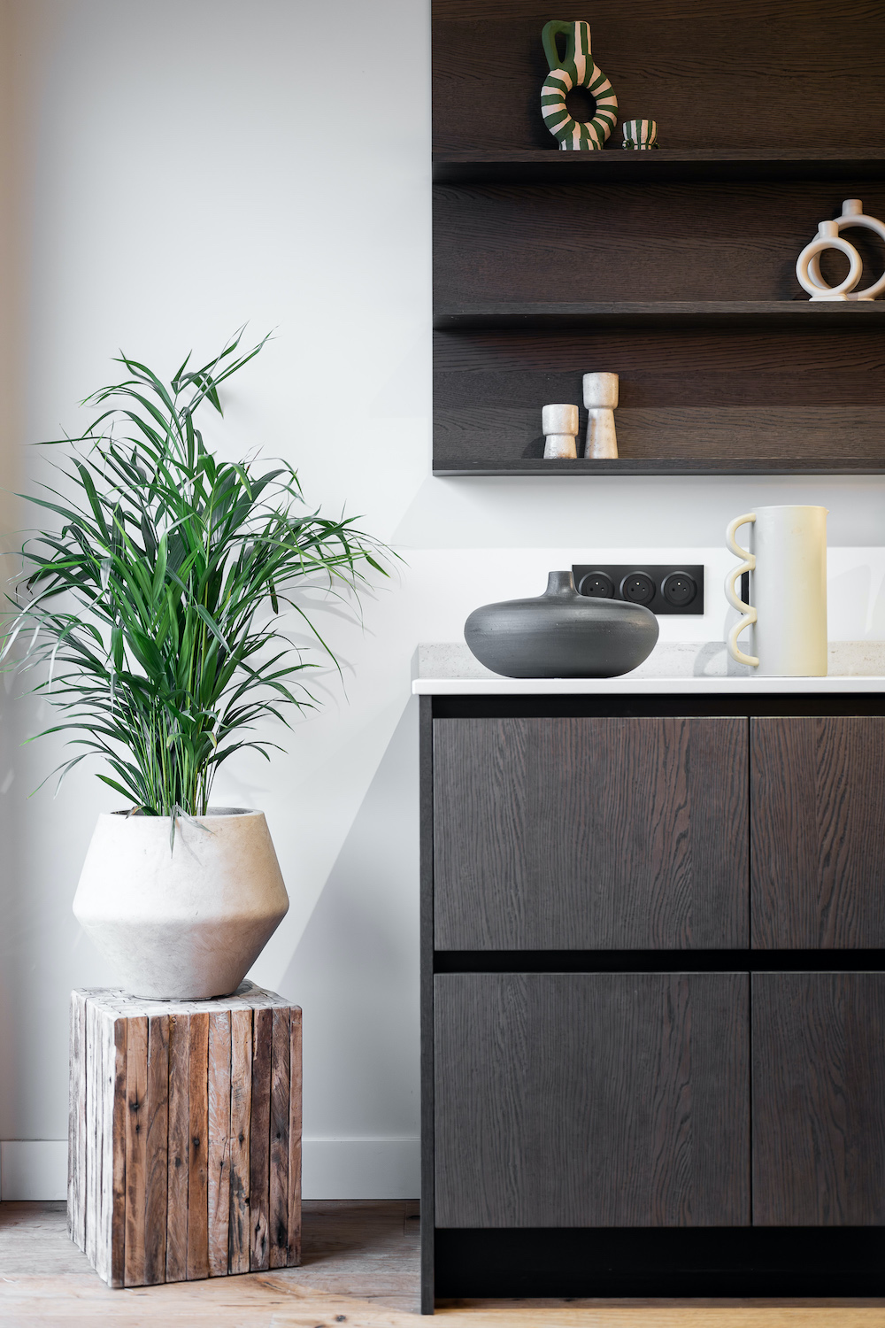 Visione ravvicinata del mobile della cucina Zecchinon che mostra il colore scuro del legno.