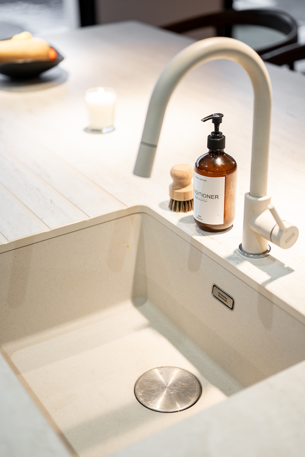 Close-up sul lavabo di colore bianco della cucina Zecchinon.