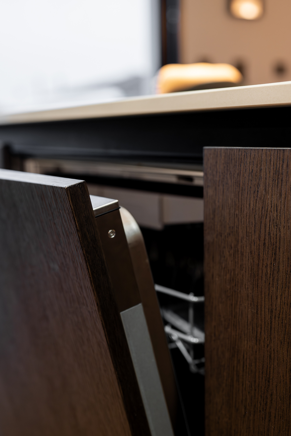 Close-up sull'apertura della lavastoviglie della cucina Zecchinon