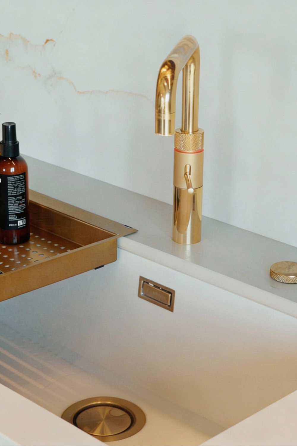 Close-up sul rubinetto e lavabo della cucina Zecchinon