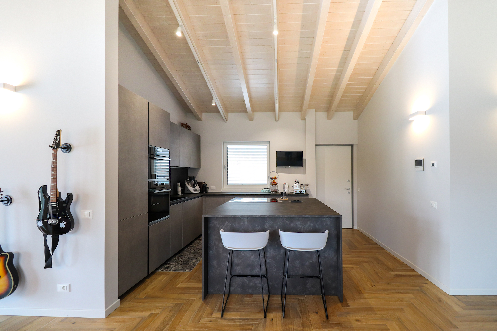 Cucina moderna Zecchinon con isola in un open space