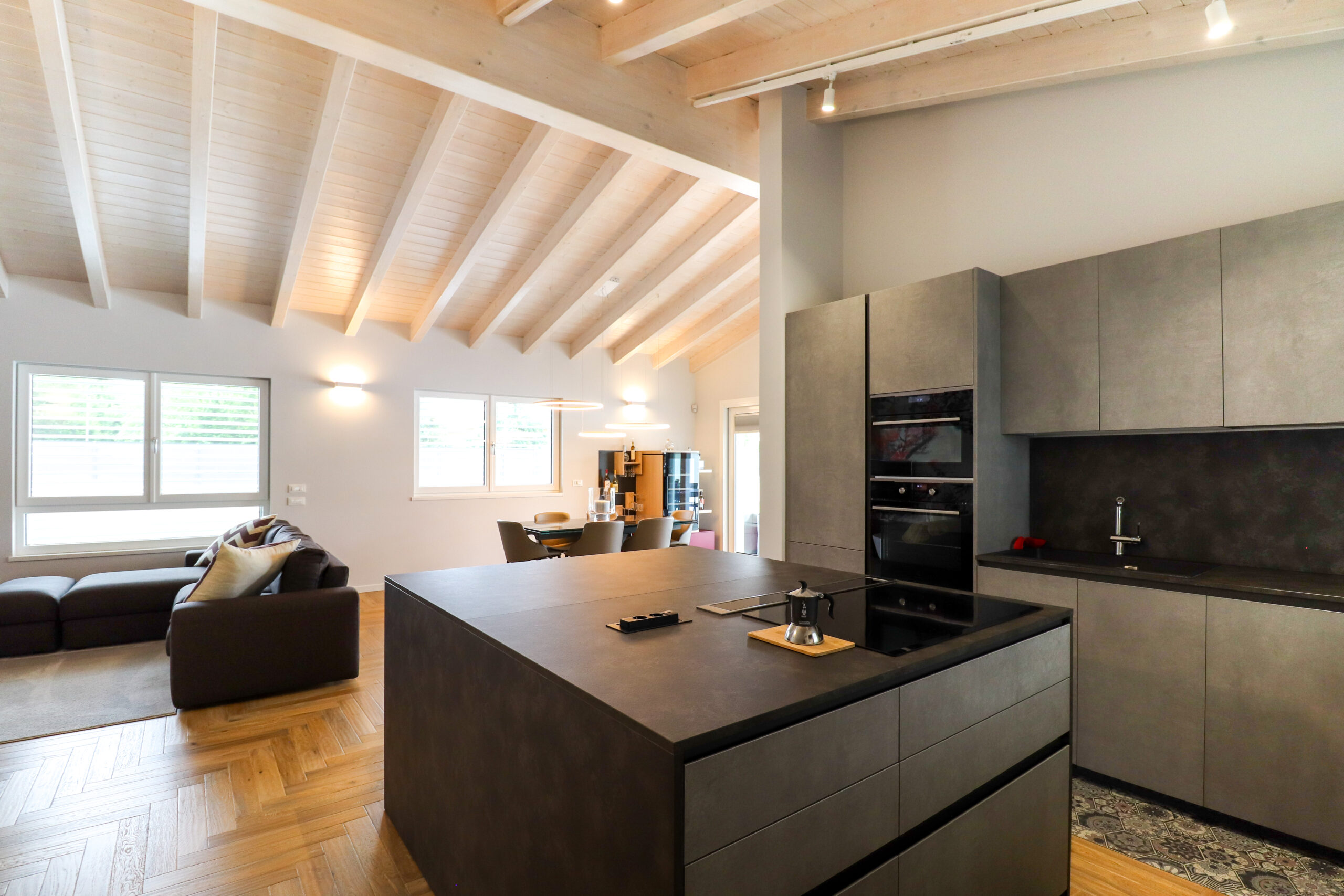 Visione dall'alto dell'isola della cucina Zecchinon nell'open space