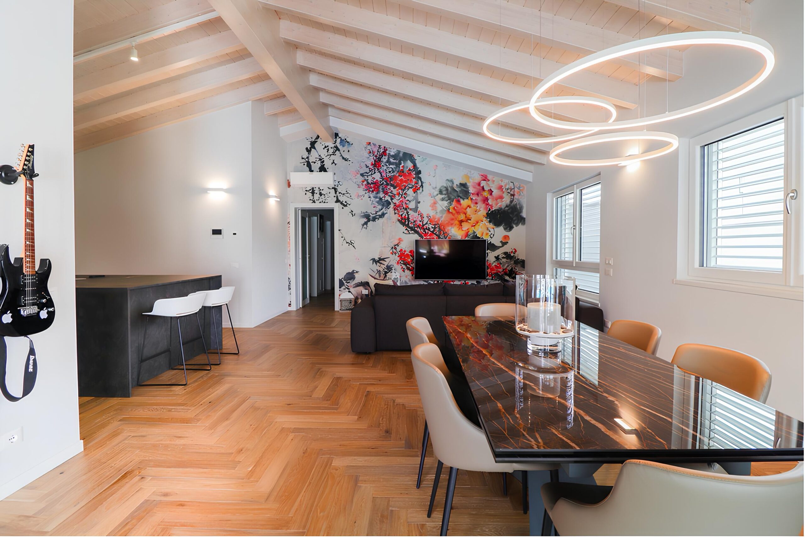 Open space con tavolo e isola della cucina Zecchinon