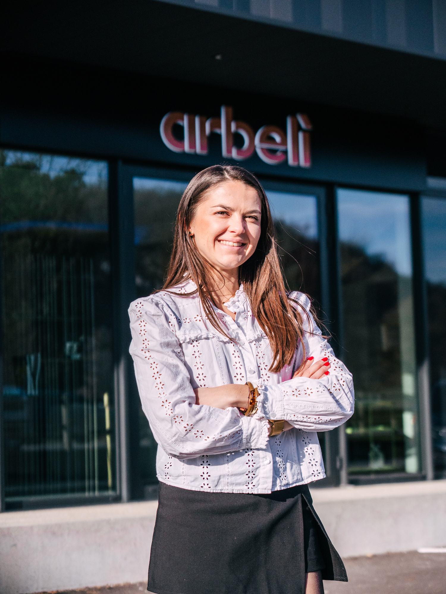 Fondatrice di fronte allo showroom Arbelì