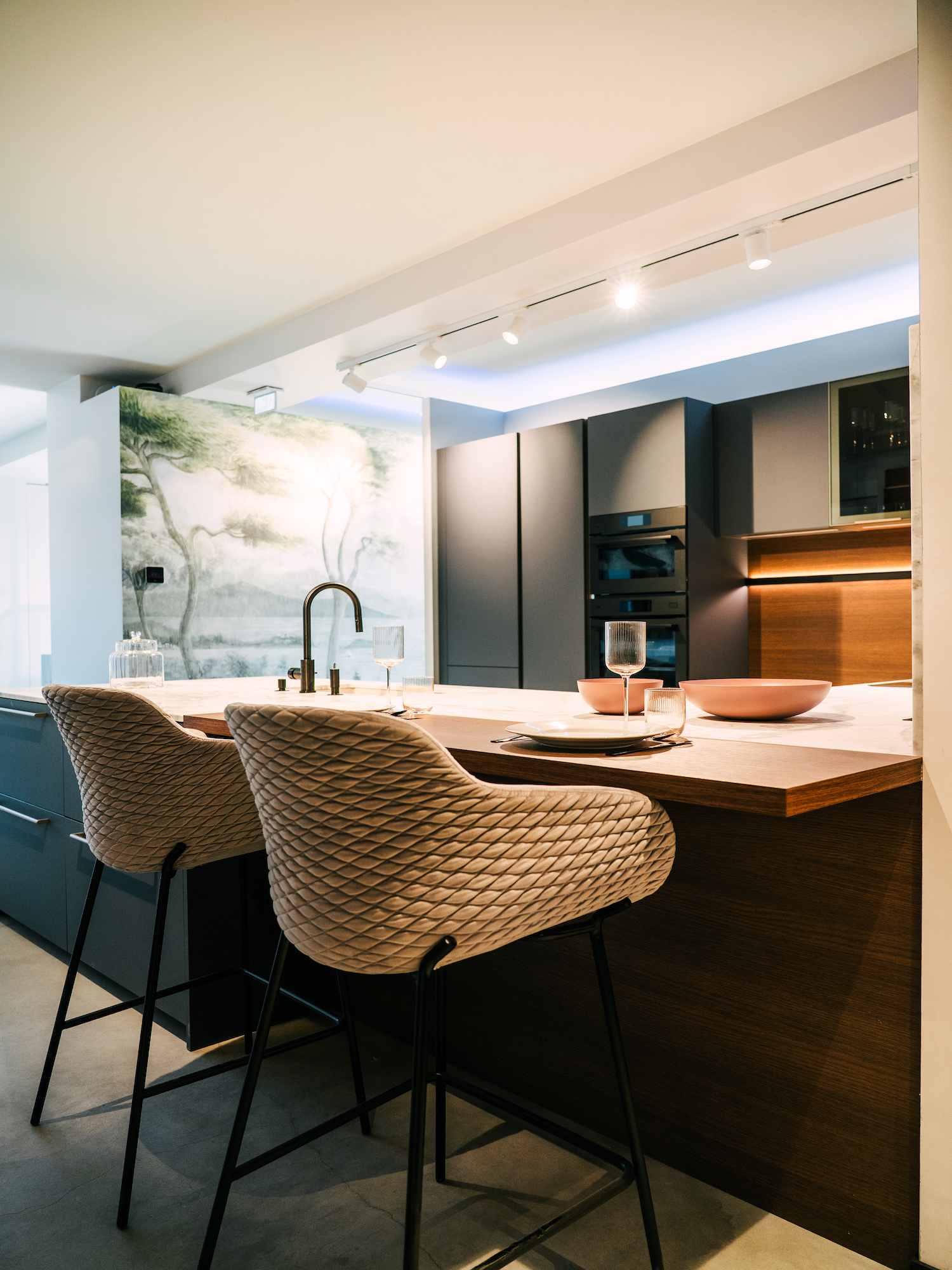 Cucina Zecchinon sui toni neutri con due sgabelli alti