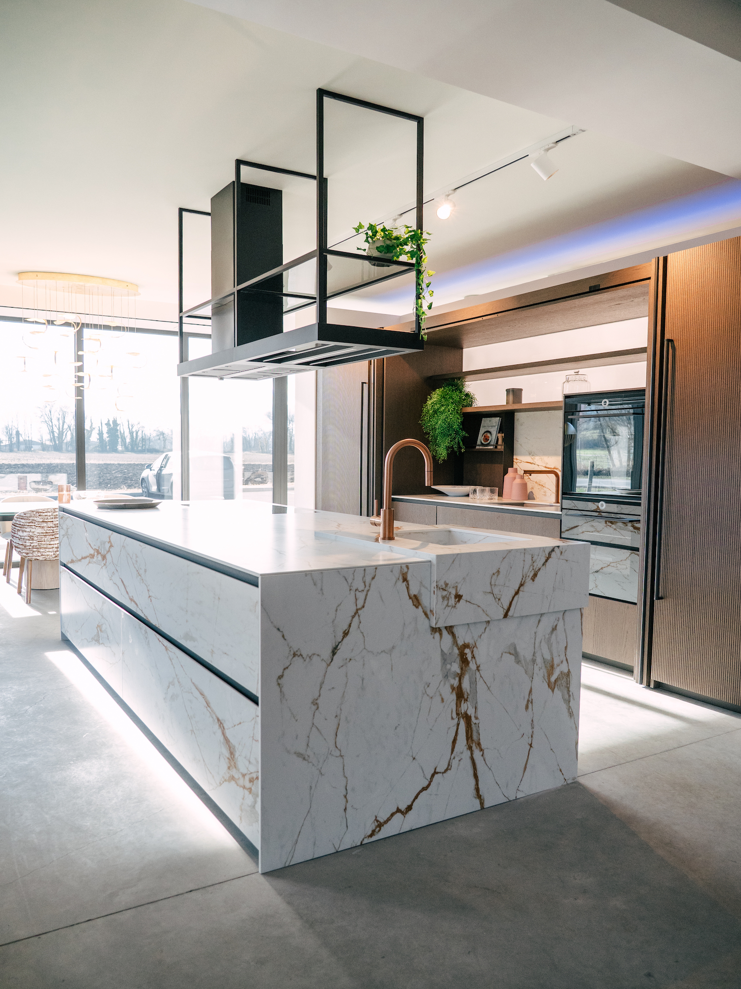 Cucina Zecchinon con isola centrare bianca effetto marmo