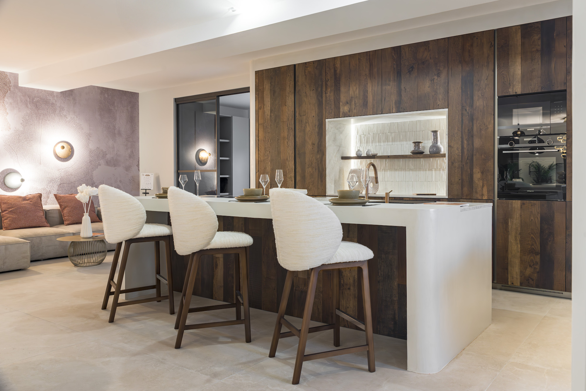 Cucina Zecchinon in legno con isola centrale e sgabelli