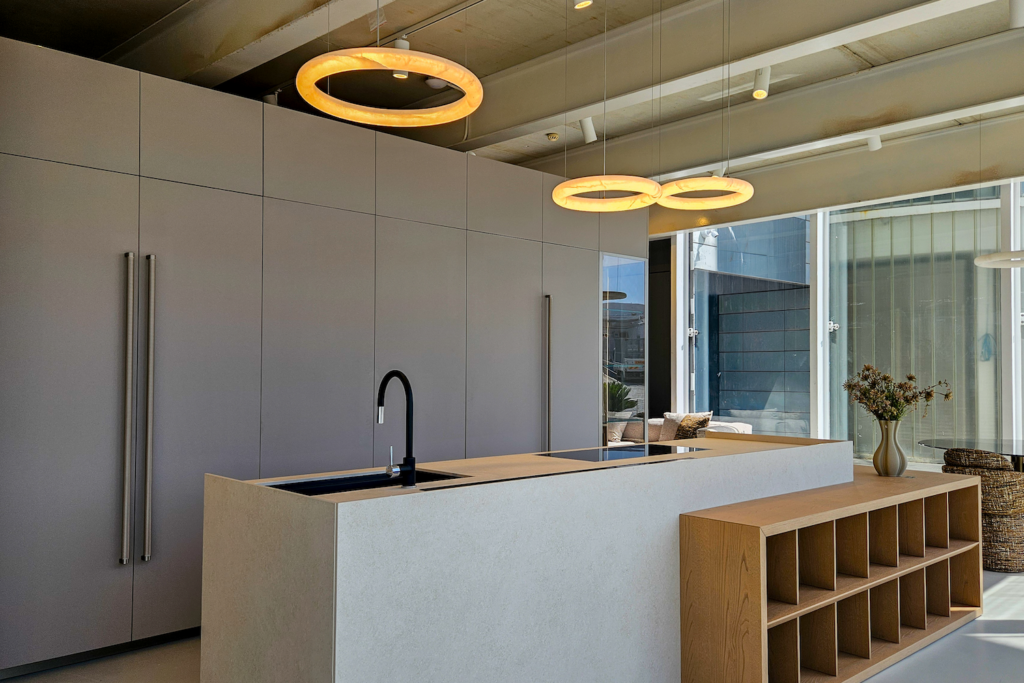 Cucina Zecchinon in Fenix con inserti in ceramica e rovere, illuminazione moderna a sospensione