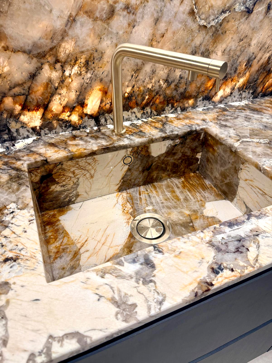 Lavabo della cucina Zecchinon in pietra retroilluminata