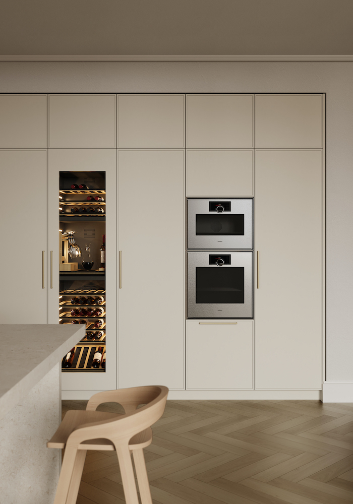 Armoires de cuisine pleine hauteur en matériau technique clair, avec cave à vin intégrée et deux fours
