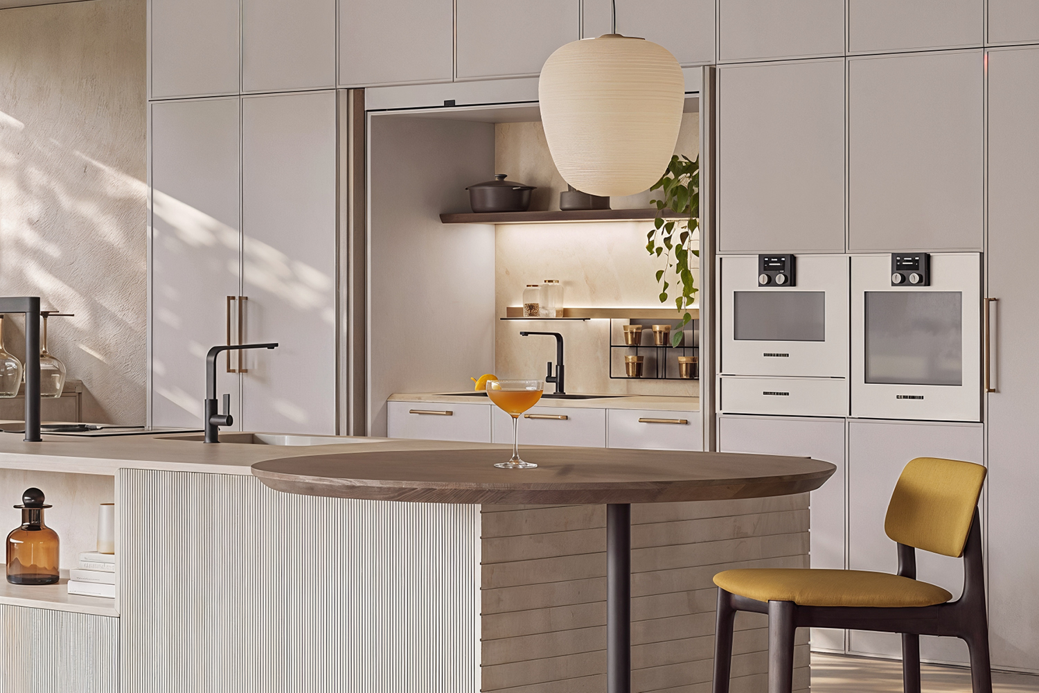 Cocktail Sidecar nel tavolo in legno della cucina Zecchinon in materiale tecnico chiaro, sgabello foderato e illuminazione moderna