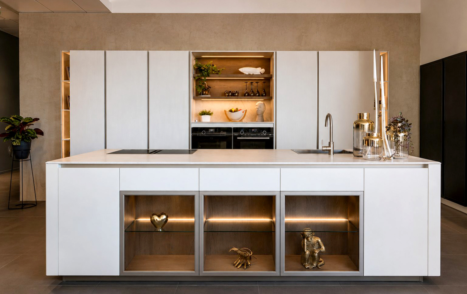 Cucina Zecchinon in materiale tecnico bianco, con isola centrale con vetrinetta