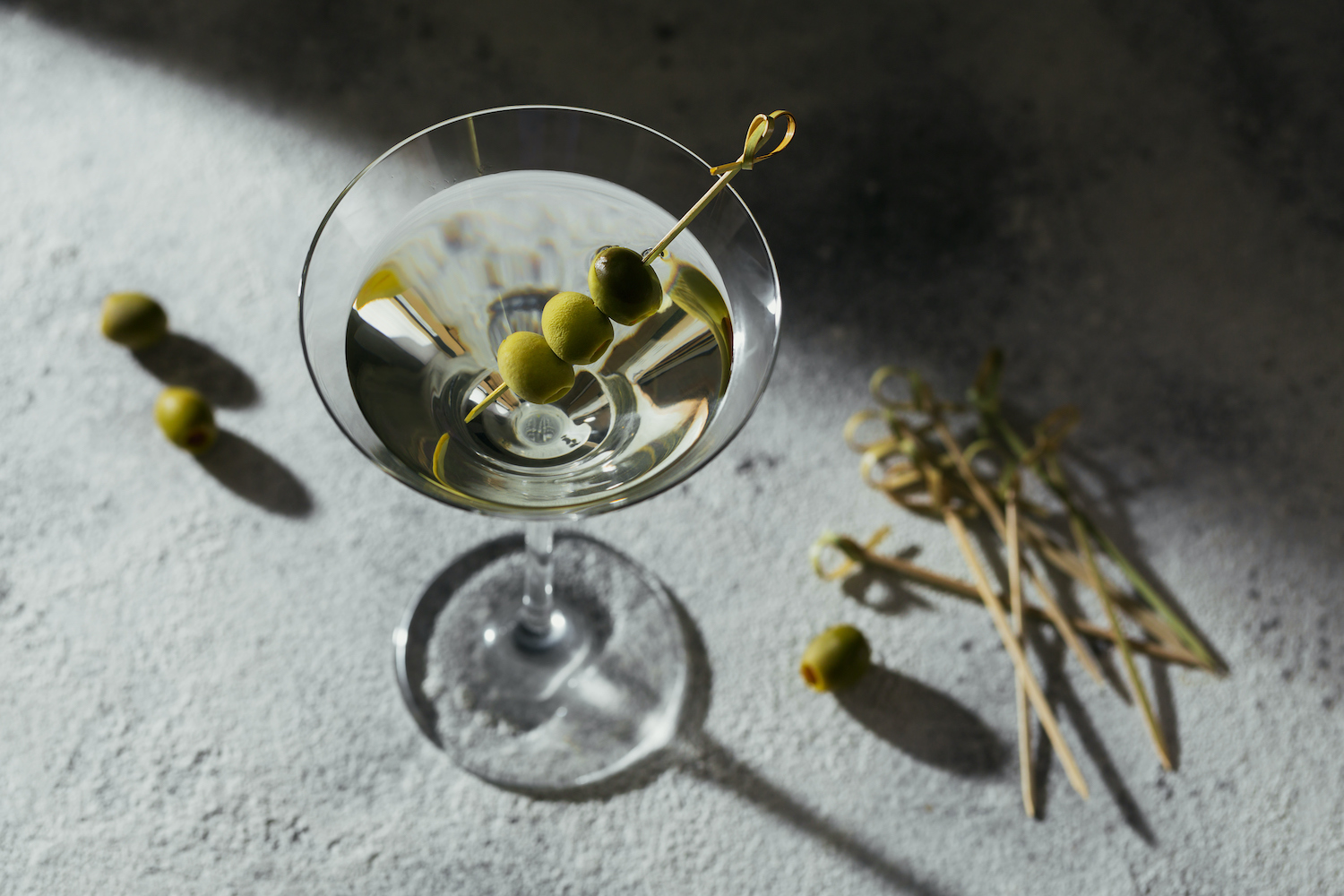 Visione dall'alto di un Martini con olive